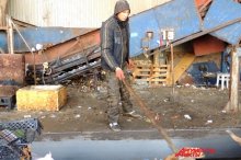 Подача мусора на сортировочную ленту